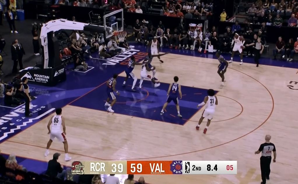 Muito abrangente! Maluachi marcou 7 pontos, 2 assistências, 2 interceptações e 2 bloqueios no intervalo.