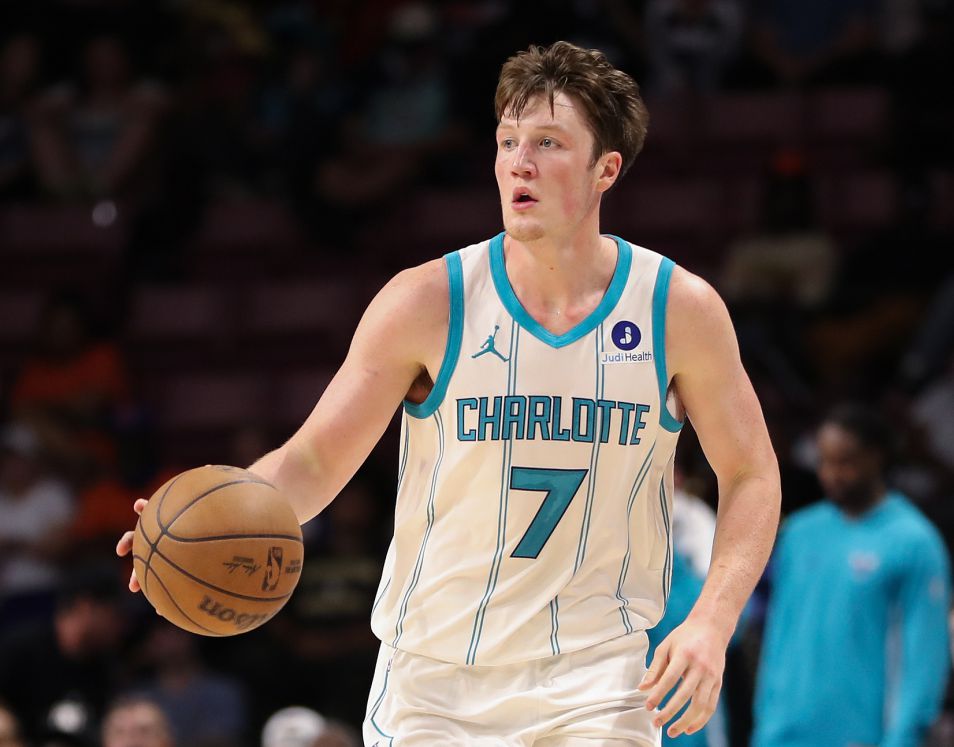 Metade do campo do time da casa! Knipel convidou 2.000 amigos para vê-lo jogar contra o Bucks